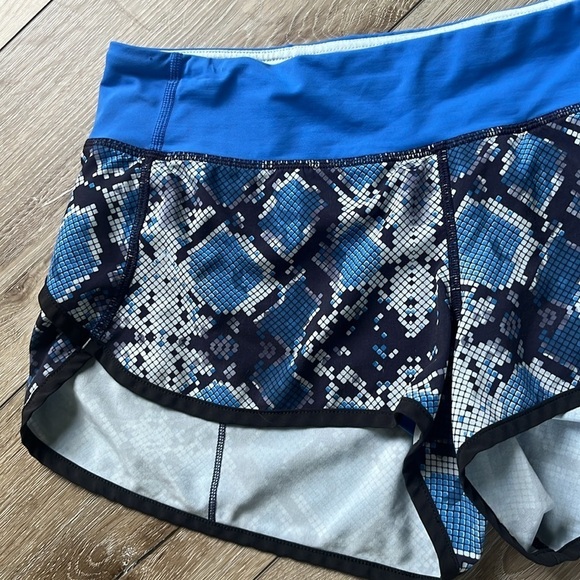 Lululemon Speed Short *4-way Stretch
Mini Ziggy Snake Caspian Blue Pipe Dream - Picture 2 of 9
